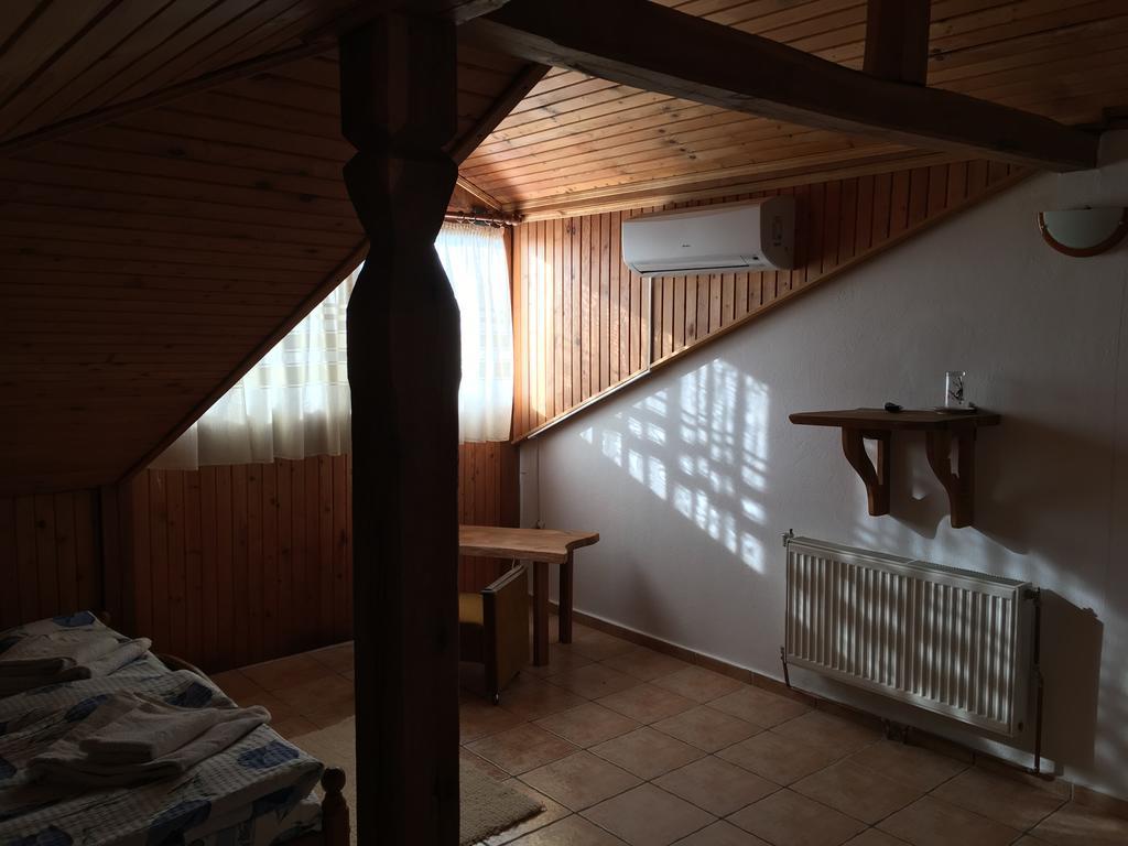 Hotel Pri Chakara อาร์บานาซิ ภายนอก รูปภาพ