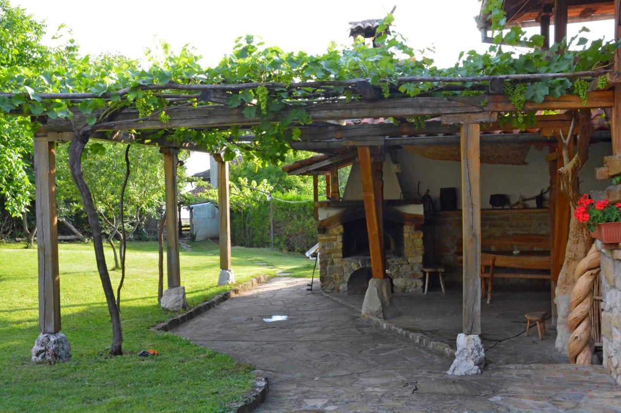 Hotel Pri Chakara อาร์บานาซิ ภายนอก รูปภาพ