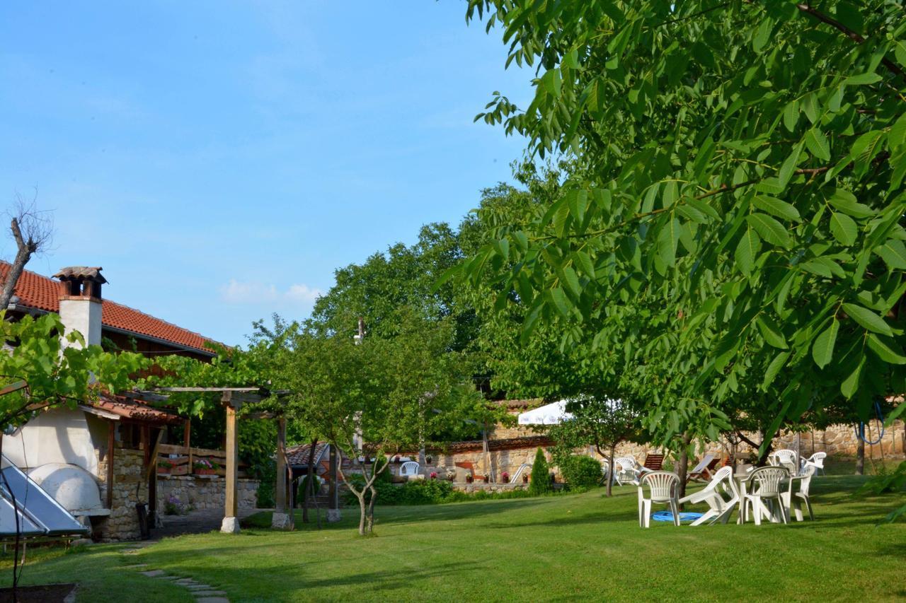 Hotel Pri Chakara อาร์บานาซิ ภายนอก รูปภาพ