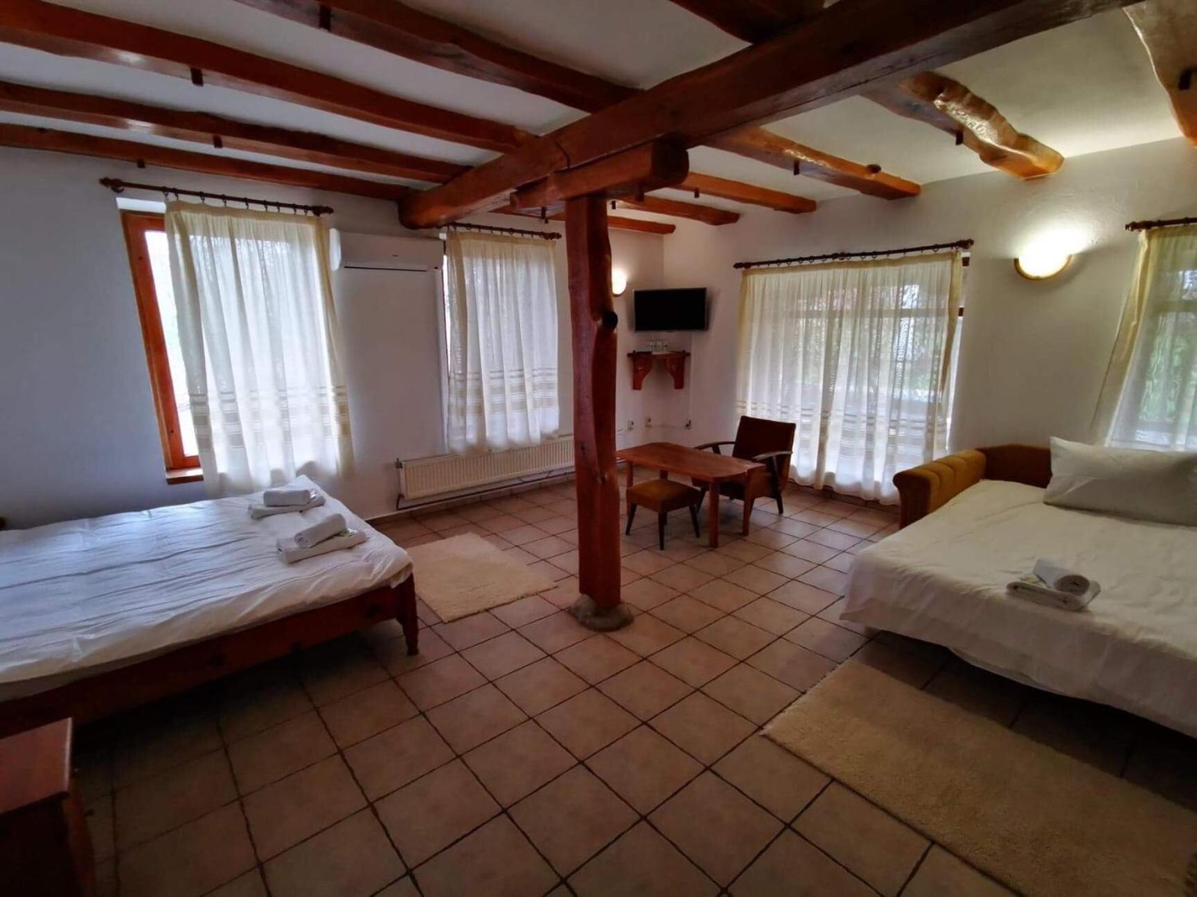 Hotel Pri Chakara อาร์บานาซิ ภายนอก รูปภาพ